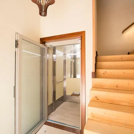 The Wooden House Vv *